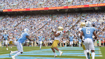CHAPEL HILL, NC - OCTOBER 07: Cameron Smith #15 of the Notre Dame Fighting Irish makes a touchdown catch against the North Carolina Tar Heels during the game at Kenan Stadium on October 7, 2017 in Chapel Hill, North Carolina. (Photo by Grant Halverson/Getty Images)