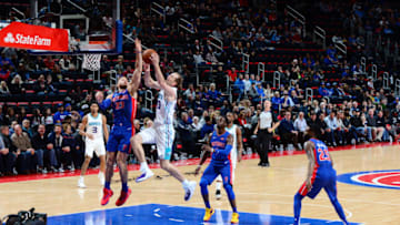 DETROIT, MI - NOVEMBER 11: Cody Zeller #40 of the Charlotte Hornets shoots the ball against the Detroit Pistons on November 11, 2018 at Little Caesars Arena in Detroit, Michigan. NOTE TO USER: User expressly acknowledges and agrees that, by downloading and/or using this photograph, User is consenting to the terms and conditions of the Getty Images License Agreement. Mandatory Copyright Notice: Copyright 2018 NBAE (Photo by Chris Schwegler/NBAE via Getty Images)