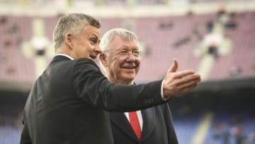 BARCELONA, SPAIN - APRIL 16: Sir Alex Ferguson speaks to Ole Gunnar Solskjaer, Manager of Manchester United on the pitch prior to the UEFA Champions League Quarter Final second leg match between FC Barcelona and Manchester United at Camp Nou on April 16, 2019 in Barcelona, Spain. (Photo by Michael Regan/Getty Images)