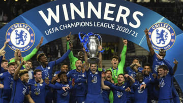 PORTO, PORTUGAL - MAY 29: Cesar Azpilicueta of Chelsea lifts the Champions League Trophy following their team's victory in the UEFA Champions League Final between Manchester City and Chelsea FC at Estadio do Dragao on May 29, 2021 in Porto, Portugal. (Photo by Pierre-Philippe Marcou - Pool/Getty Images)