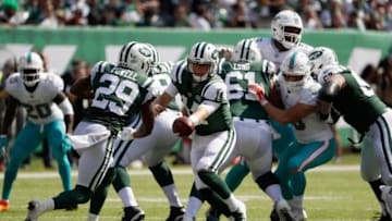 EAST RUTHERFORD, NJ - SEPTEMBER 16: Quarterback Sam Darnold #14 of the New York Jets hands off the ball to to running back Bilal Powell #29 against the Miami Dolphins during the first half at MetLife Stadium on September 16, 2018 in East Rutherford, New Jersey. (Photo by Michael Owens/Getty Images)