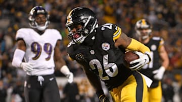 PITTSBURGH, PA - DECEMBER 10: Le'Veon Bell #26 of the Pittsburgh Steelers runs into the end zone for a 20 yard touchdown reception in the first quarter during the game against the Baltimore Ravens at Heinz Field on December 10, 2017 in Pittsburgh, Pennsylvania. (Photo by Justin Berl/Getty Images)