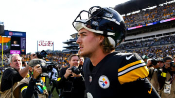 PITTSBURGH, PENNSYLVANIA - OCTOBER 02: Kenny Pickett #8 of the Pittsburgh Steelers jogs off the field after losing to the New York Jets 24-20 at Acrisure Stadium on October 02, 2022 in Pittsburgh, Pennsylvania. (Photo by Joe Sargent/Getty Images)