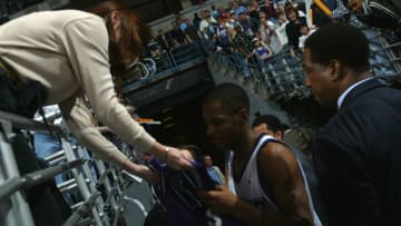 14 Apr 2002: (Mandatory credit: Gary Dineen/NBAE/Getty Images)