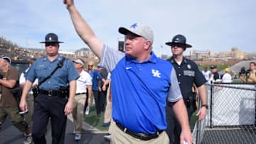 COLUMBIA, MO - OCTOBER 29: Kentucky Wildcats head coach Mark Stoops gives a thumbs up to fans after a 35-21 win against the Missouri Tigers in the fourth quarter at Memorial Stadium on October 29, 2016 in Columbia, Missouri. (Photo by Ed Zurga/Getty Images)