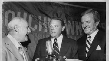 Touchdown Club President Keith Morris, award winner Keith Jackson and Frank Broyles, Athletic dDirector at Arkansas and co-announcer with Jackson on ABC College Football. November 02, 1978. (Photo by Richard Lee/New York Post Archives /(c) NYP Holdings, Inc. via Getty Images)