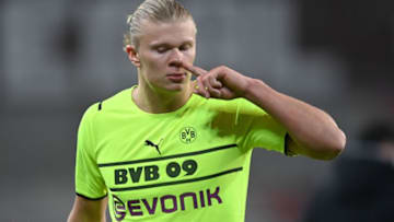HAMBURG, GERMANY - JANUARY 18: Erling Haaland of Borussia Dortmund looks dejected during the DFB Cup round of sixteen match between FC St Pauli and Borussia Dortmund at Millerntor Stadium on January 18, 2022 in Hamburg, Germany. (Photo by Stuart Franklin/Getty Images)