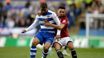READING, ENGLAND - MAY 16: Lewis Grabban of Reading and Ryan Fredericks of Fulham battle for possession during the Sky Bet Championship Play Off Second Leg match between Reading and Fulham at Madejski Stadium on May 16, 2017 in Reading, England. (Photo by Harry Trump/Getty Images)