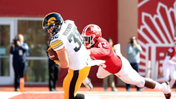 BLOOMINGTON, IN - OCTOBER 13: T.J. Hockenson #38 of the Iowa Hawkeyes catches a touchdown pass against the Indiana Hossiers at Memorial Stadium on October 13, 2018 in Bloomington, Indiana. (Photo by Andy Lyons/Getty Images)