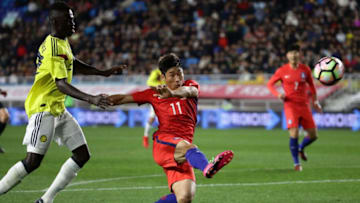 SUWON, SOUTH KOREA - NOVEMBER 10: Lee Keun-Ho of South Korea competes for the ball with Davinson Sanchez of Colombia during the international friendly match between South Korea and Colombia at Suwon World Cup Stadium on November 10, 2017 in Suwon, South Korea. (Photo by Chung Sung-Jun/Getty Images)