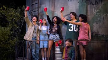 That Ô90s Show. (L to R) Mace Coronel as Jay, Callie Haverda as Leia Forman, Ashley Aufderheide as Gwen Runck, Reyn Doi as Ozzie, Maxwell Acee Donovan as Nate, Sam Morelos as Nikki in episode 101 of That Ô90s Show. Cr. Patrick Wymore/Netflix © 2022