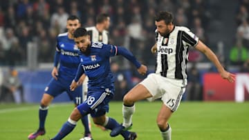 TURIN, ITALY - NOVEMBER 02: Andrea Barzagli (R) of Juventus competes with Nabil Fekir of Olympique Lyonnais during the UEFA Champions League Group H match between Juventus and Olympique Lyonnais at Juventus Stadium on November 2, 2016 in Turin, Italy. (Photo by Valerio Pennicino/Getty Images)