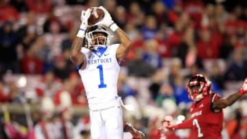 LOUISVILLE, KY - NOVEMBER 24: Lynn Bowden Jr #1 of the Kentucky Wildcats catches a touchdown pass against the Louisville Cardinals on November 24, 2018 in Louisville, Kentucky. (Photo by Andy Lyons/Getty Images)