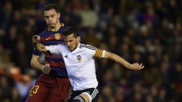 VALENCIA, SPAIN - FEBRUARY 10: Pablo Piatti (R) of Valencia competes for the ball with Vermaelen of Barcelona during the Copa del Rey Semi Final, second leg match between Valencia CF and FC Barcelona at Estadio Mestalla on February 10, 2016 in Valencia, Spain. (Photo by Manuel Queimadelos Alonso/Getty Images)