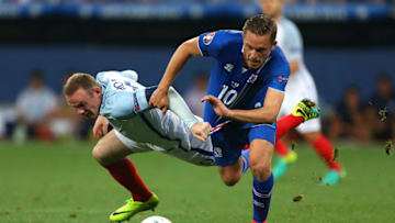 NICE, FRANCE - JUNE 27: Gylfi Sigurdsson of Iceland tangles with Wayne Rooney of England during the UEFA Euro 2016 Round of 16 match between England and Iceland at Allianz Riviera Stadium on June 27, 2016 in Nice, France. (Photo by Catherine Ivill - AMA/Getty Images)