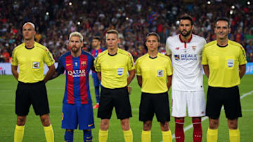 Leo Messi, Vicente Iborra and the referee Alejandro Jose Hernandez during the match between FC Barcelona and Sevilla CF, corresponding to the second match of the spanish Supercup, played at the Camp Nou Stadium, on August 17, 2016. (Photo by Urbanandsport/NurPhoto via Getty Images)