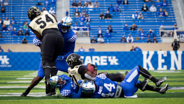 Kentucky Wildcats safety Vito Tisdale (7 on ground left (Credit: Arden Barnes-USA TODAY Sports)