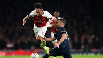 LONDON, ENGLAND - JANUARY 25: Pierre-Emerick Aubameyang of Arsenal is challenged by Luke Shaw of Manchester United during the FA Cup Fourth Round match between Arsenal and Manchester United at Emirates Stadium on January 25, 2019 in London, United Kingdom. (Photo by Catherine Ivill/Getty Images)