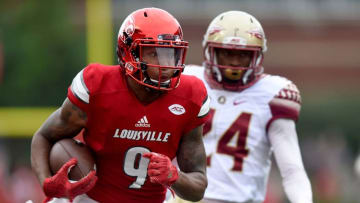 LOUISVILLE, KY - SEPTEMBER 17: Jaylen Smith #9 of the Louisville Cardinals runs the ball down the sideline while being chased by Marcus Lewis #24 of the Florida State Seminoles during the first quarter of the game between the Cardinals and Seminoles at Papa John's Cardinal Stadium on September 17, 2016 in Louisville, Kentucky. (Photo by Bobby Ellis/Getty Images)
