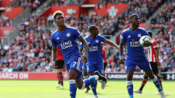 SOUTHAMPTON, ENGLAND - AUGUST 25: Demarai Gray of Leicester City celebrates with team mates after scoring his sides first goal during the Premier League match between Southampton FC and Leicester City at St Mary's Stadium on August 25, 2018 in Southampton, United Kingdom. (Photo by Bryn Lennon/Getty Images)