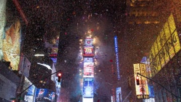 TOPSHOT - The ball drops to enter in the new year during New Year's Eve celebrations in Times Square on January 1, 2018 in New York. / AFP PHOTO / DON EMMERT (Photo credit should read DON EMMERT/AFP/Getty Images)