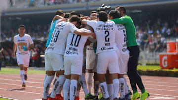 MEXICO CITY, MEXICO - FEBRUARY 03: Juan Iturbe #15 of Pumas celebrates with teammates after scoring the first goal of his team during the fifth round match between Pumas UNAM and Monterrey as part of the Torneo Clausura 2019 Liga MX at February on February 3, 2019 in Mexico City, Mexico. (Photo by Hector Vivas/Getty Images)