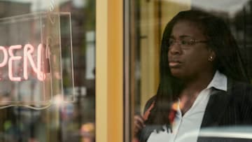 Painkiller. Uzo Aduba as Edie in episode 102 of Painkiller. Cr. Keri Anderson/Netflix © 2023