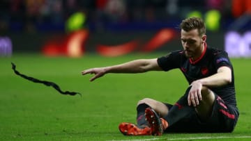 MADRID, SPAIN - MAY 03: Calum Chambers of Arsenal looks dejected after the UEFA Europa League Semi Final second leg match between Atletico Madrid and Arsenal FC at Estadio Wanda Metropolitano on May 3, 2018 in Madrid, Spain. (Photo by Gonzalo Arroyo Moreno/Getty Images)