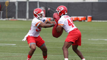 KANSAS CITY, MO - JUNE 07: Kansas City Chiefs linebacker Anthony Hitchens (53) during a drill at Organized Team Activities on June 7, 2018 at the Kansas City Chiefs Training Facility in Kansas City, MO. (Photo by Scott Winters/Icon Sportswire via Getty Images)