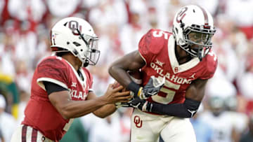 NORMAN, OK - SEPTEMBER 29: Quarterback Kyler Murray #1 fakes a hand off to wide receiver Marquise Brown #5 of the Oklahoma Sooners at Gaylord Family Oklahoma Memorial Stadium on September 29, 2018 in Norman, Oklahoma. Oklahoma defeated Baylor 66-33. (Photo by Brett Deering/Getty Images)