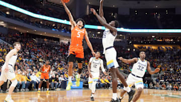 MILWAUKEE, WISCONSIN - NOVEMBER 15: Andre Curbelo #5 of the Illinois Fighting Illini drives to the basket over Kur Kuath #35 in the first half during a college basketball game against the Illinois Fighting Illini at the Fiserv Forum on November 15, 2021 in Milwaukee, Wisconsin. (Photo by Mitchell Layton/Getty Images)