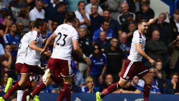 LONDON, ENGLAND - AUGUST 12: Sam Vokes of Burnley celebrates scoring his sides third goal with his Burnley team mates during the Premier League match between Chelsea and Burnley at Stamford Bridge on August 12, 2017 in London, England. (Photo by Dan Mullan/Getty Images)