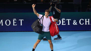 LONDON, ENGLAND - NOVEMBER 18: Roger Federer of Switzerland waves goodbye to the crowd after his three set defeat by David Goffin of Belgium in their semi final match the Nitto ATP World Tour Finals at O2 Arena on November 18, 2017 in London, England. (Photo by Clive Brunskill/Getty Images)