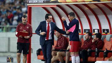 BAKU, AZERBAIJAN - OCTOBER 04: Unai Emery, Manager of Arsenal gives instructions to Mesut Ozil of Arsenal as he prepares to come on during the UEFA Europa League Group E match between Qarabag FK and Arsenal at on October 4, 2018 in Baku, Azerbaijan. (Photo by Francois Nel/Getty Images)