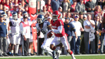 NORMAN, OK - NOVEMBER 25: Oklahoma Sooners QB Kyler Murray (1) on the first play from scrimmage during a college football game between the Oklahoma Sooners and the West Virginia Mountaineers on November 25, 2017, at Memorial Stadium in Norman, OK. (Photo by David Stacy/Icon Sportswire via Getty Images)