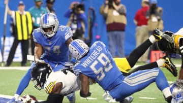 DETROIT, MI - OCTOBER 29: Running back Le'Veon Bell #26 of the Pittsburgh Steelers dives over the goal line for a touchdown against cornerback Nevin Lawson #24 of the Detroit Lions and outside linebacker Tahir Whitehead #59 during the first half at Ford Field on October 29, 2017 in Detroit, Michigan. (Photo by Gregory Shamus/Getty Images)