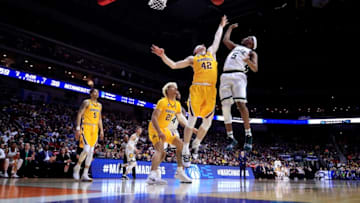 DES MOINES, IOWA - MARCH 23: Cassius Winston #5 of the Michigan State Spartans shoots the ball against Michael Hurt #42 of the Minnesota Golden Gophers during the second half in the second round game of the 2019 NCAA Men's Basketball Tournament at Wells Fargo Arena on March 23, 2019 in Des Moines, Iowa. (Photo by Andy Lyons/Getty Images)