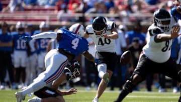 Cincinnati Bearcats place kicker Ryan Coe hits a field goal against the SMU Mustangs. The Enquirer.