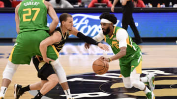 TAMPA, FLORIDA - MARCH 19: Mike Conley #10 of the Utah Jazz dribbles the ball as Malachi Flynn #8 of the Toronto Raptors (Photo by Douglas P. DeFelice/Getty Images)
