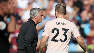 LONDON, ENGLAND - SEPTEMBER 29: Manchester United manager Jose Mourinho gives instructions to Luke Shaw during the Premier League match between West Ham United and Manchester United at London Stadium on September 29, 2018 in London, United Kingdom. (Photo by Marc Atkins/Getty Images)