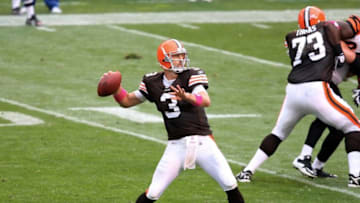 CLEVELAND - OCTOBER 4: Derek Anderson #3 of the Cleveland Browns passes against the Cincinnati Bengals at Cleveland Browns Stadium on October 4, 2009 in Cleveland, Ohio. The Bengals defeated the Browns 23-20. (Photo by Scott Cunningham/Getty Images)