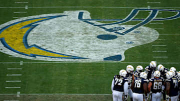 SAN DIEGO, CA - JANUARY 01: Th offense of the San Diego Chargers in huddle against the Kansas City Chiefs en route to the Chargers 37-27 loss to the Chiefs during the 1st half of a game at Qualcomm Stadium on January 1, 2017 in San Diego, California. (Photo by Donald Miralle/Getty Images)