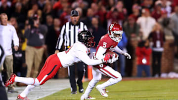 NORMAN, OK - OCTOBER 28: Oklahoma Sooners WR Marquise Brown (5) makes a catch near the sideline during a college football game between the Oklahoma Sooners and the Texas Tech Red Raiders on October 28, 2017, at Memorial Stadium in Norman, OK. (Photo by David Stacy/Icon Sportswire via Getty Images)