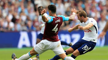 LONDON, ENGLAND - SEPTEMBER 23: Harry Kane of Tottenham Hotspur shoots as Jose Fonte of West Ham United attempts to block during the Premier League match between West Ham United and Tottenham Hotspur at London Stadium on September 23, 2017 in London, England. (Photo by Stephen Pond/Getty Images)