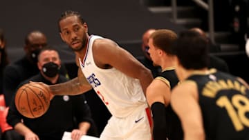 TAMPA, FLORIDA - MAY 11: Kawhi Leonard #2 of the LA Clipperslooks to pass during a game against the Toronto Raptors at Amalie Arena on May 11, 2021 in Tampa, Florida. (Photo by Mike Ehrmann/Getty Images) NOTE TO USER: User expressly acknowledges and agrees that, by downloading and or using this photograph, User is consenting to the terms and conditions of the Getty Images License Agreement.
