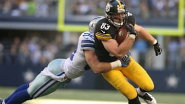 Dec 16, 2012; Arlington, TX, USA; Pittsburgh Steelers tight end Heathe Miller (83) runs after a catch against Dallas Cowboys linebacker Dan Connor (52) at Cowboys Stadium. Mandatory Credit: Matthew Emmons-USA TODAY Sports