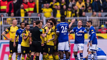 the players of Borussia Dortmund protest at referee Felix Zwayer for the red card of Marco Reus of Borussia Dortmund DFL regulations prohibit any use of photographs as image sequences and/or quasi-video. during the Bundesliga match between Borussia Dortmund and FC Schalke 04 at the Signal Iduna Park stadium on April 27, 2019 in Dortmund, Germany.(Photo by VI Images via Getty Images)