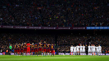 BARCELONA, SPAIN - APRIL 02: The players and fans observe a minute's silence in memory of the former FC Barcelona player and manager, Johan Cruyff before the La Liga match between FC Barcelona and Real Madrid CF at Camp Nou on April 2, 2016 in Barcelona, Spain. (Photo by Paul Gilham/Getty Images)