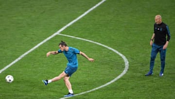 Real Madrid's Welsh forward Gareth Bale (L) shoots watched by Real Madrid's French coach Zinedine Zidane during a Real Madrid team training session at the Olympic Stadium in Kiev, Ukraine on May 25, 2018, on the eve of the UEFA Champions League final football match between Liverpool and Real Madrid. (Photo by Paul ELLIS / AFP) (Photo credit should read PAUL ELLIS/AFP/Getty Images)