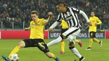 TURIN, ITALY - FEBRUARY 24: Roberto Maximiliano Pereyra (R) of Juventus FC is challenged by Matthias Ginter (L) of Borussia Dortmund during the UEFA Champions League Round of 16 match between Juventus and Borussia Dortmund at Juventus Arena on February 24, 2015 in Turin, Italy. (Photo by Marco Luzzani/Getty Images)